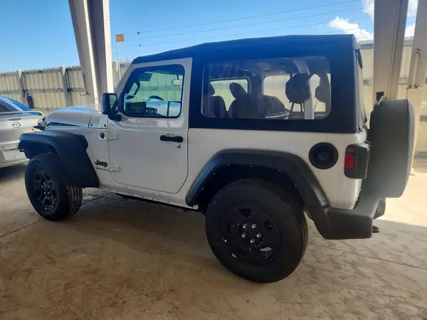 1C4GJXAN7PW574939 — 2023 Jeep Wrangler, фото 2 с аукциона Copart, Передняя часть
