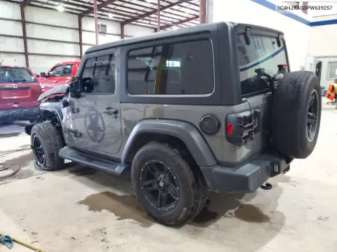 1C4HJXAG3PW639257 — 2023 Jeep Wrangler, фото 2 с аукциона Copart, Передняя часть