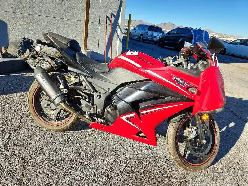 JKAEXMJ10CDAB7841 Kawasaki EX250 2012 — повреждение Мелкие вмятины и царапины, фото до ремонта