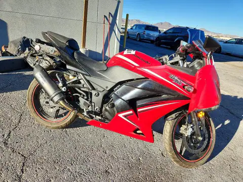 JKAEXMJ10CDAB7841 — 2012 Kawasaki EX250, Мелкие вмятины и царапины (Minor Dent/Scratches), фото до ремонта