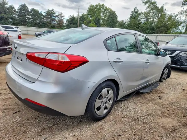 KNAFX4A63G5555826 — 2016 Kia Forte, фото 3 с аукциона Copart, Передняя часть