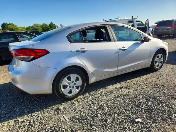 3KPFL4A78HE084950 — 2017 Kia Forte, фото 3 с аукциона Copart, Вандализм