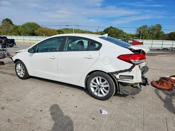 3KPFL4A77HE132051 — 2017 Kia Forte, фото 2 с аукциона Copart, Передняя часть