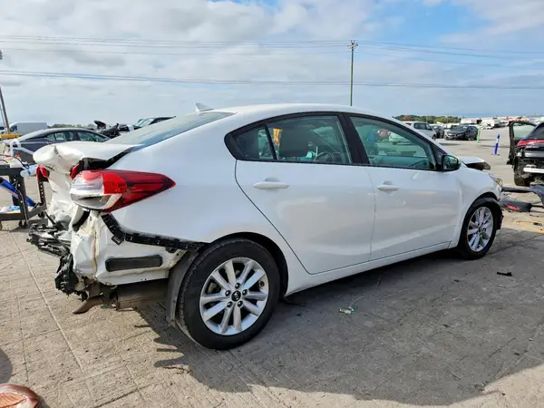 3KPFL4A77HE132051 — 2017 Kia Forte, фото 3 с аукциона Copart, Передняя часть