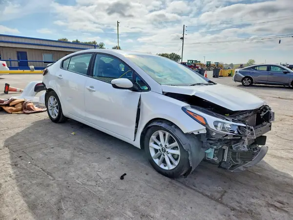 3KPFL4A77HE132051 — 2017 Kia Forte, фото 4 с аукциона Copart, Передняя часть