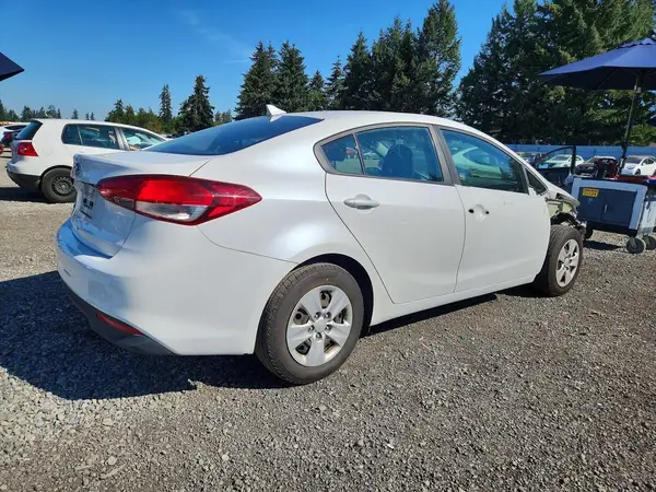 3KPFL4A77HE041961 — 2017 Kia Forte, фото 3 с аукциона Copart, Передняя часть