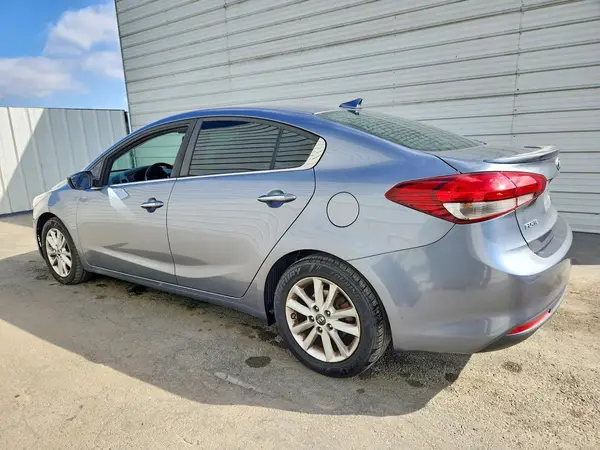 3KPFL4A77HE128789 — 2017 Kia Forte, фото 2 с аукциона Copart 25.09.2026, Мелкие вмятины и царапины