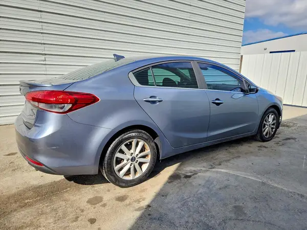 3KPFL4A77HE128789 — 2017 Kia Forte, фото 3 с аукциона Copart 25.09.2026, Мелкие вмятины и царапины