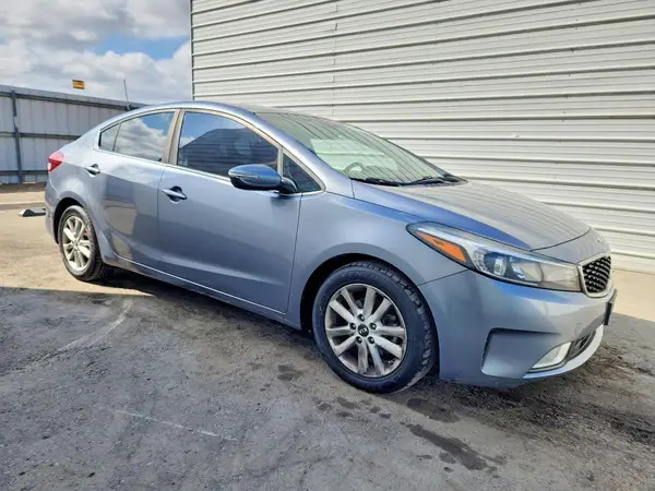 3KPFL4A77HE128789 — 2017 Kia Forte, фото 4 с аукциона Copart 25.09.2026, Мелкие вмятины и царапины