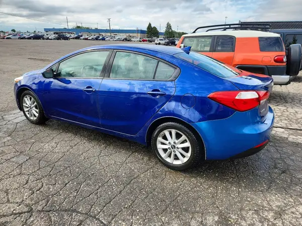 3KPFL4A71HE147273 — 2017 Kia Forte, фото 2 с аукциона Copart 13.10.2026, Мелкие вмятины и царапины