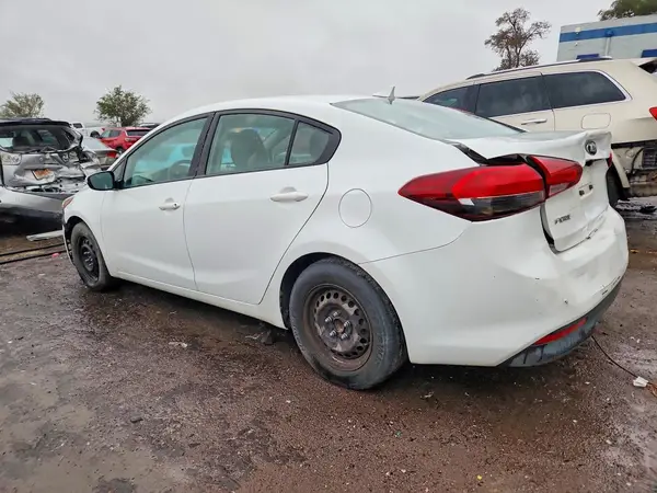 3KPFL4A72HE138274 — 2017 Kia Forte, фото 2 с аукциона Copart 08.10.2026, Передняя часть