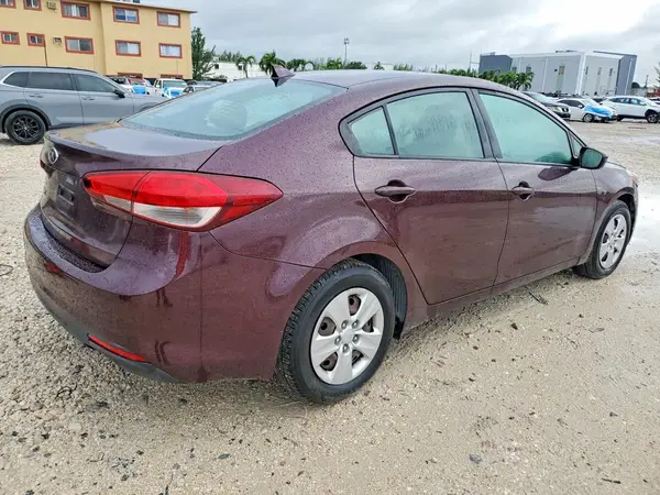 3KPFK4A77HE033359 — 2017 Kia Forte, фото 3 с аукциона Copart, Передняя часть
