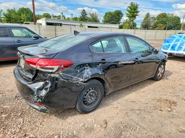 3KPFK4A73JE271876 — 2018 Kia Forte, фото 3 с аукциона Copart, Передняя часть