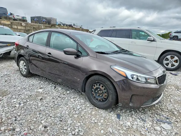 3KPFL4A72JE210192 — 2018 Kia Forte, фото 4 с аукциона Copart, Передняя часть