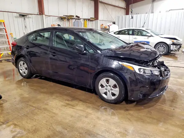 3KPFK4A75JE195724 — 2018 Kia Forte, фото 4 с аукциона Copart, Передняя часть