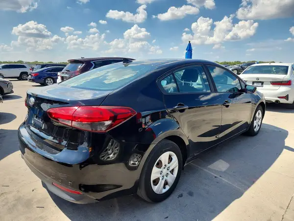 3KPFK4A71JE195980 — 2018 Kia Forte, фото 3 с аукциона Copart, Мелкие вмятины и царапины