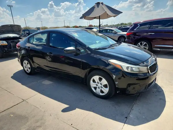 3KPFK4A71JE195980 — 2018 Kia Forte, фото 4 с аукциона Copart, Мелкие вмятины и царапины