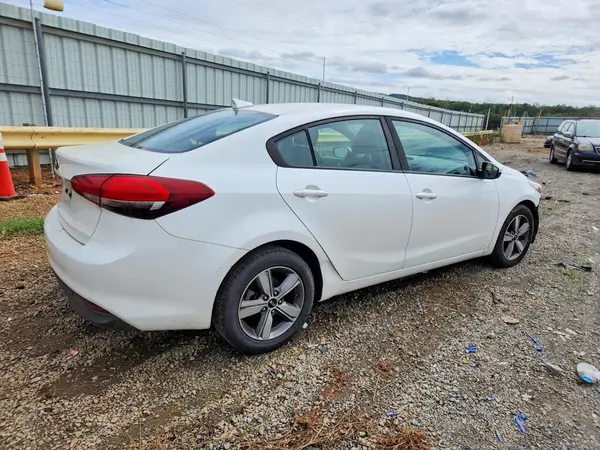 3KPFL4A77JE260781 — 2018 Kia Forte, фото 3 с аукциона Copart 02.10.2026, Передняя часть