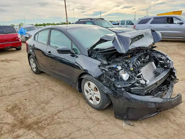 3KPFK4A77JE225841 — 2018 Kia Forte, фото 4 с аукциона Copart, Передняя часть