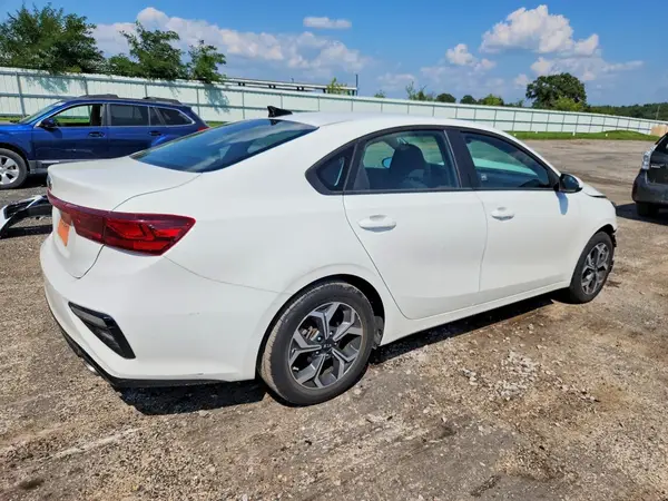 3KPF24AD8ME300881 — 2021 Kia Forte, фото 3 с аукциона Copart 29.09.2026, Передняя часть