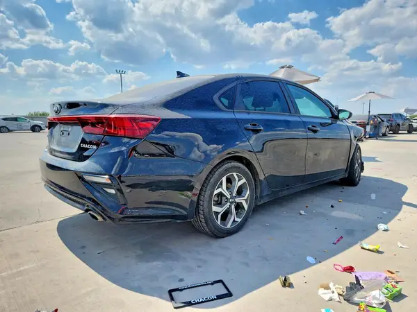 3KPF24AD9ME370664 — 2021 Kia Forte, фото 3 с аукциона Copart, Передняя часть