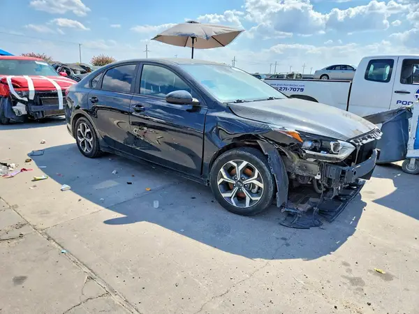 3KPF24AD9ME370664 — 2021 Kia Forte, фото 4 с аукциона Copart, Передняя часть