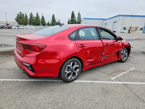 3KPF24AD6ME294627 — 2021 Kia Forte, фото 3 с аукциона Copart, Боковая часть