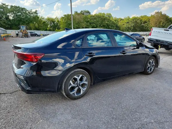3KPF24AD7ME360179 — 2021 Kia Forte, фото 3 с аукциона Copart 01.10.2026, Передняя часть