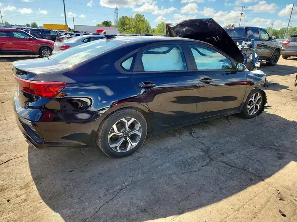 3KPF24AD2ME393316 — 2021 Kia Forte, фото 3 с аукциона Copart, Передняя часть