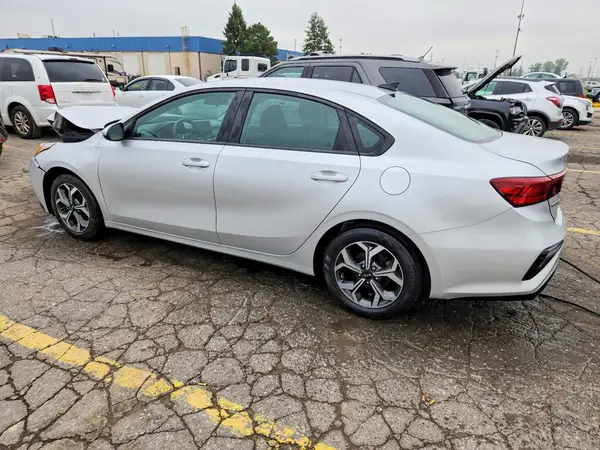 3KPF24AD1ME267738 — 2021 Kia Forte, фото 2 с аукциона Copart, Передняя часть
