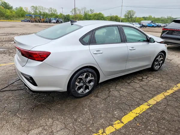 3KPF24AD1ME267738 — 2021 Kia Forte, фото 3 с аукциона Copart, Передняя часть