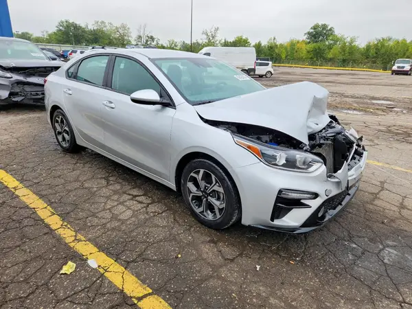 3KPF24AD1ME267738 — 2021 Kia Forte, фото 4 с аукциона Copart, Передняя часть