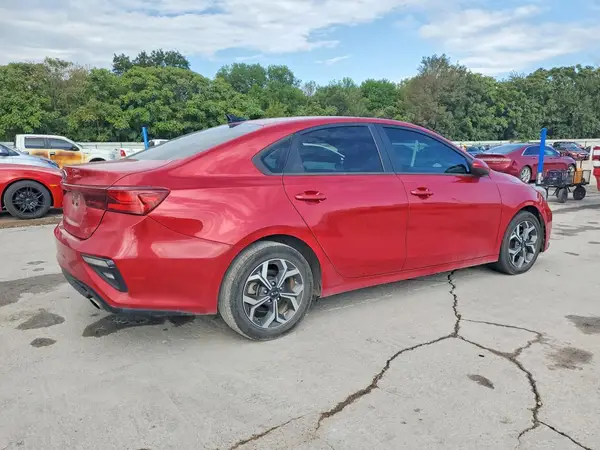 3KPF24AD7ME337811 — 2021 Kia Forte, фото 3 с аукциона Copart, Передняя часть