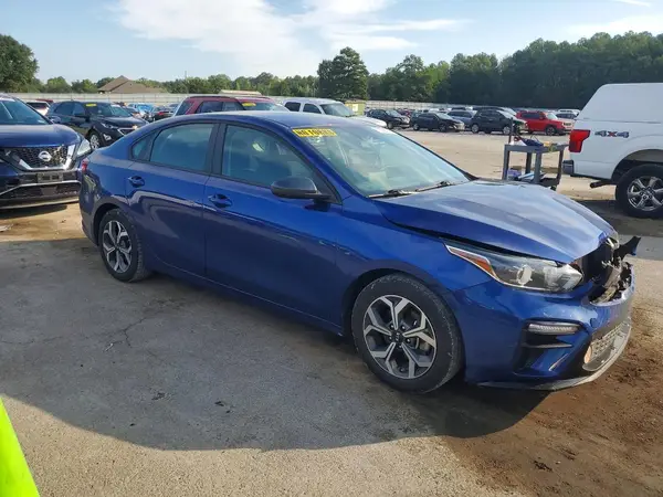 3KPF24AD2ME375768 — 2021 Kia Forte, фото 4 с аукциона Copart, Передняя часть