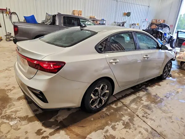 3KPF24AD5ME339492 — 2021 Kia Forte, фото 3 с аукциона Copart, Передняя часть