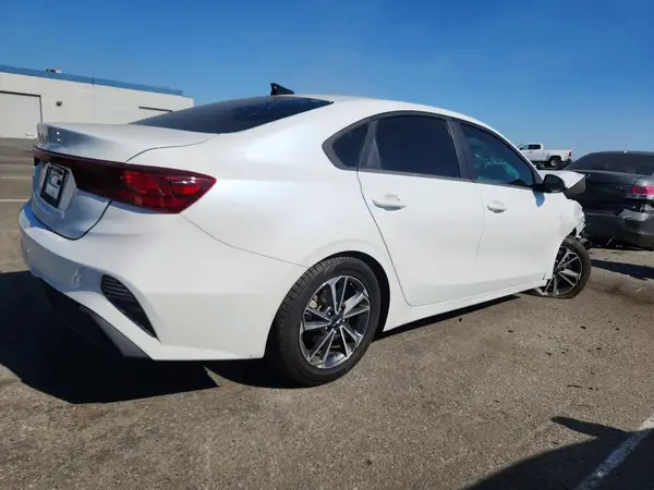 3KPF24AD2NE464662 — 2022 Kia Forte, фото 3 с аукциона Copart, Передняя часть