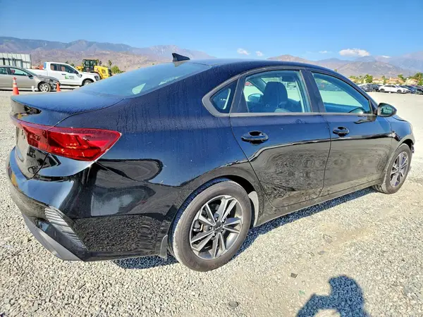 3KPF24AD9NE499294 — 2022 Kia Forte, фото 3 с аукциона Copart, Передняя часть