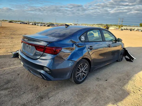 3KPF54AD0NE477711 — 2022 Kia Forte, фото 3 с аукциона Copart, Передняя часть