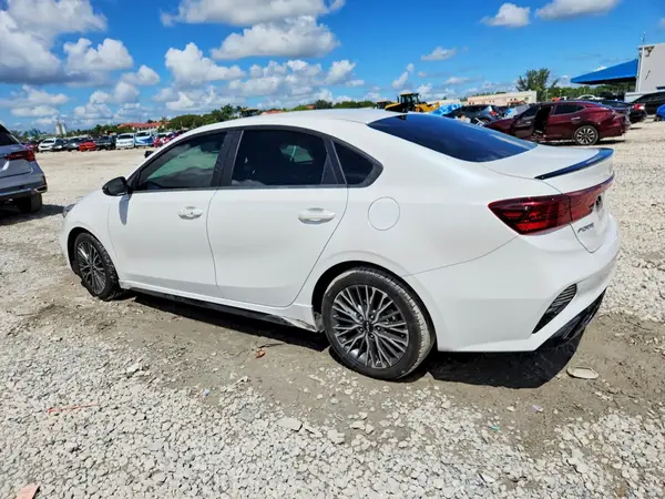 3KPF54AD3NE433363 — 2022 Kia Forte, фото 2 с аукциона Copart, Боковая часть