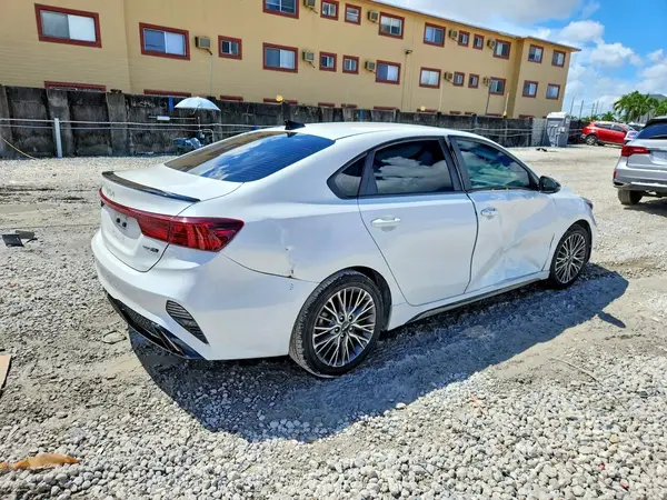 3KPF54AD3NE433363 — 2022 Kia Forte, фото 3 с аукциона Copart, Боковая часть