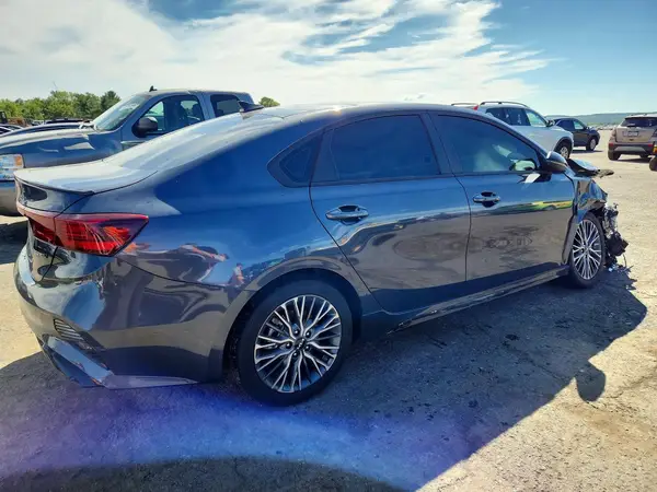3KPF54AD4PE613342 — 2023 Kia Forte, фото 3 с аукциона Copart, Передняя часть