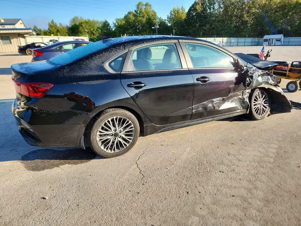 3KPF54AD1RE772516 — 2024 Kia Forte, фото 3 с аукциона Copart, Передняя часть