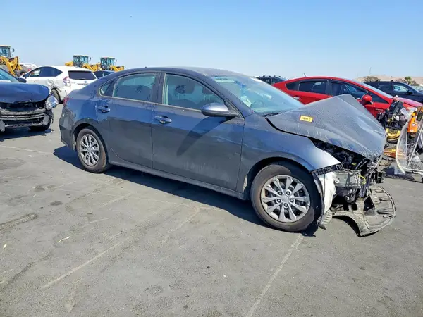 3KPF24AD3RE742734 — 2024 Kia Forte, фото 4 с аукциона Copart, Передняя часть