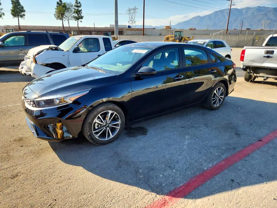 3KPF24AD5RE818079 Kia Forte 2024 — повреждение Мелкие вмятины и царапины, фото до ремонта