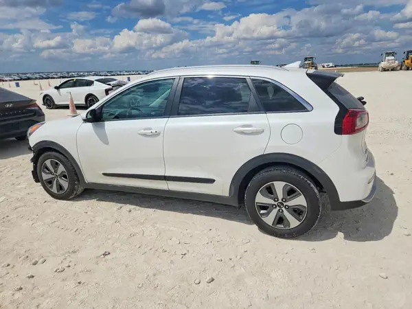 KNDCE3LC2J5129366 — 2018 Kia NIRO, фото 2 с аукциона Copart, Передняя часть