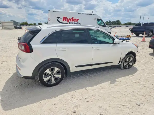 KNDCE3LC2J5129366 — 2018 Kia NIRO, фото 3 с аукциона Copart, Передняя часть