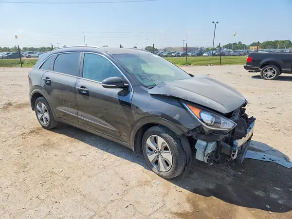 KNDCE3LC4K5242897 — 2019 Kia NIRO, фото 4 с аукциона Copart, Передняя часть