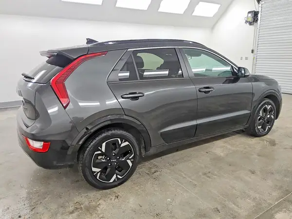 KNDCR3L10P5037202 — 2023 Kia NIRO, фото 3 с аукциона Copart 28.09.2026, Боковая часть