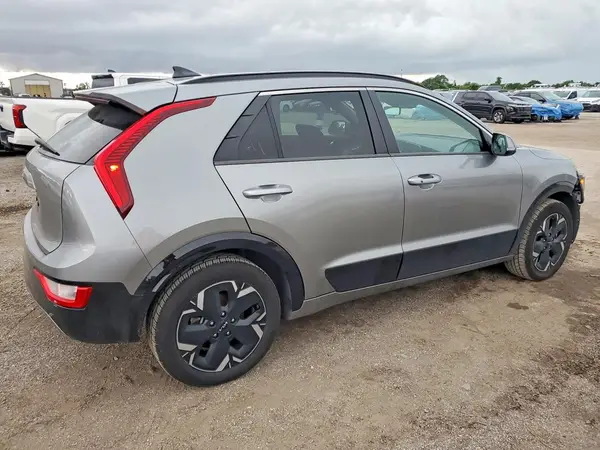 KNDCR3L1XR5086393 — 2024 Kia NIRO, фото 3 с аукциона Copart 28.09.2026, Передняя часть