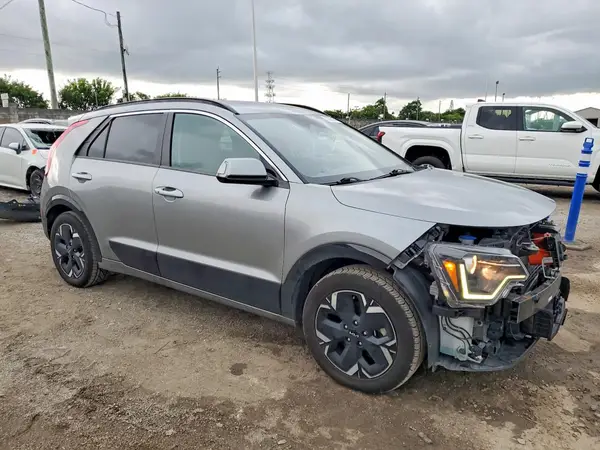 KNDCR3L1XR5086393 — 2024 Kia NIRO, фото 4 с аукциона Copart 28.09.2026, Передняя часть